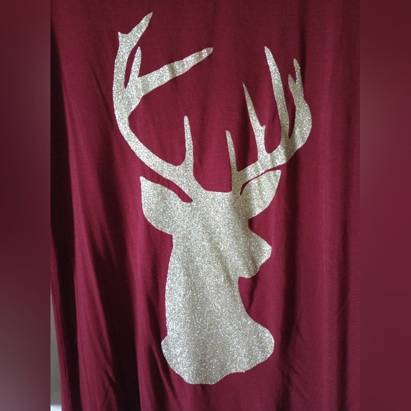 🙂Vanilla Bay Dark Red Top with Gold Glitter Reindeer Size Medium - Picture 2 of 7